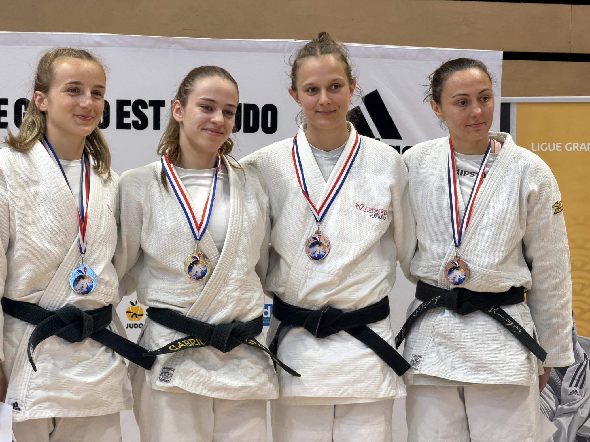 Gabrielle et Amine sur la plus haute marche